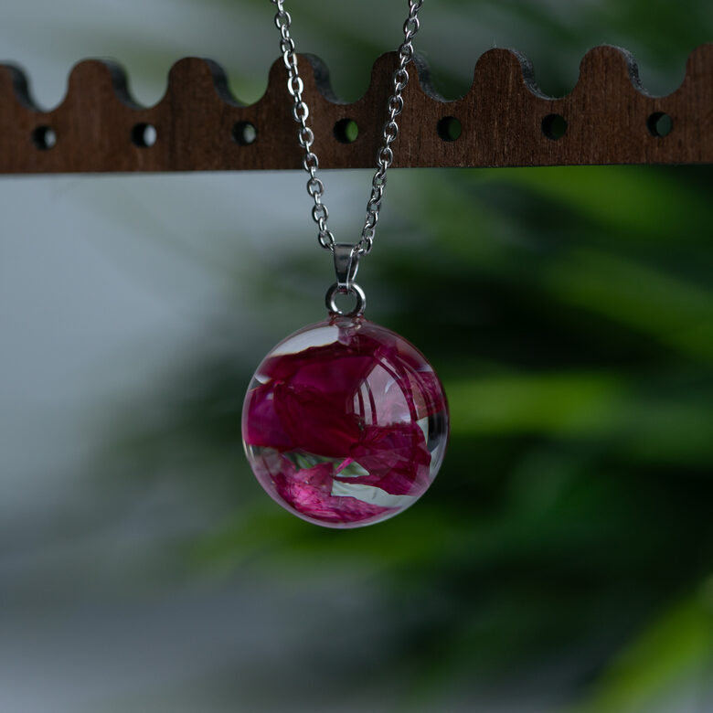 Rudzupuķu ziedlapiņas sfēriņas kulonā (pēc pasūtījuma)