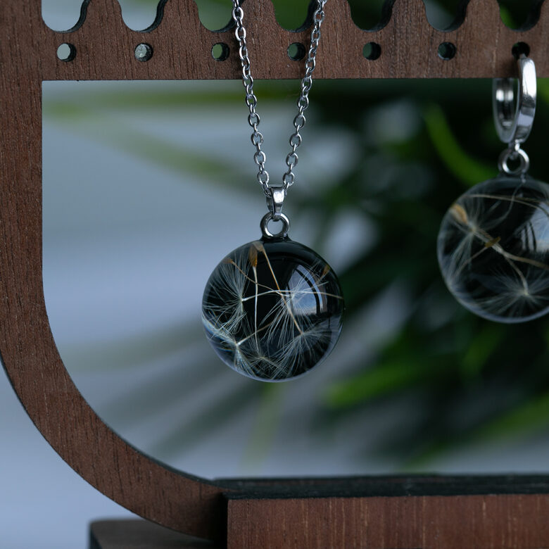 Sfēriņas kulons ar pieneņu pūciņām (pēc pasūtījuma)