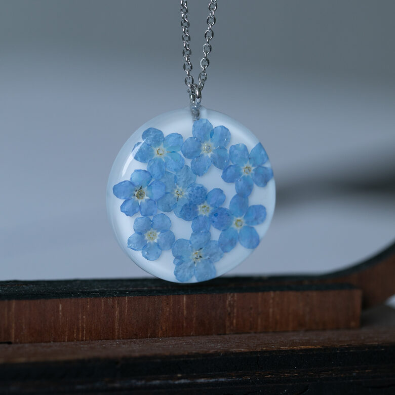 Kulons ar neaizmirstulītēm apaļa forma (pieejams iegādei uzreiz)