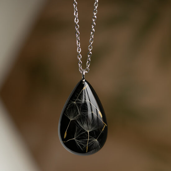 Pieneņu pūkas lāsītē ar melnu fonu (pieejams iegādei uzreiz)