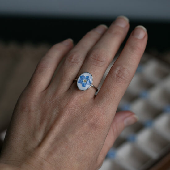 Gredzens ar neaizmirstulītes ziedu (pieejams iegādei uzreiz)