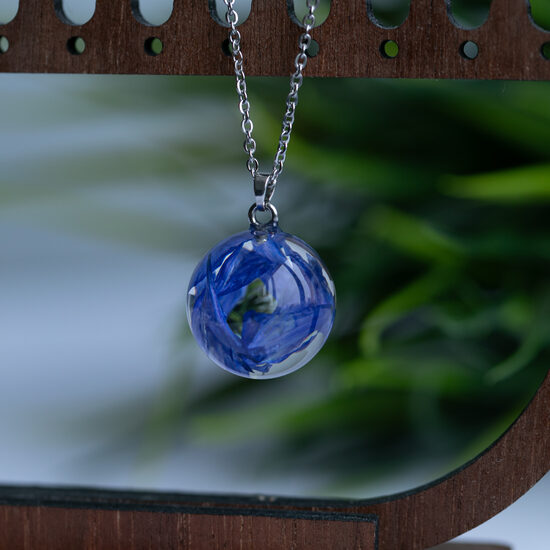 Sfēriņas kulons ar rudzupuķu ziedlapiņām (pieejams iegādei uzreiz)